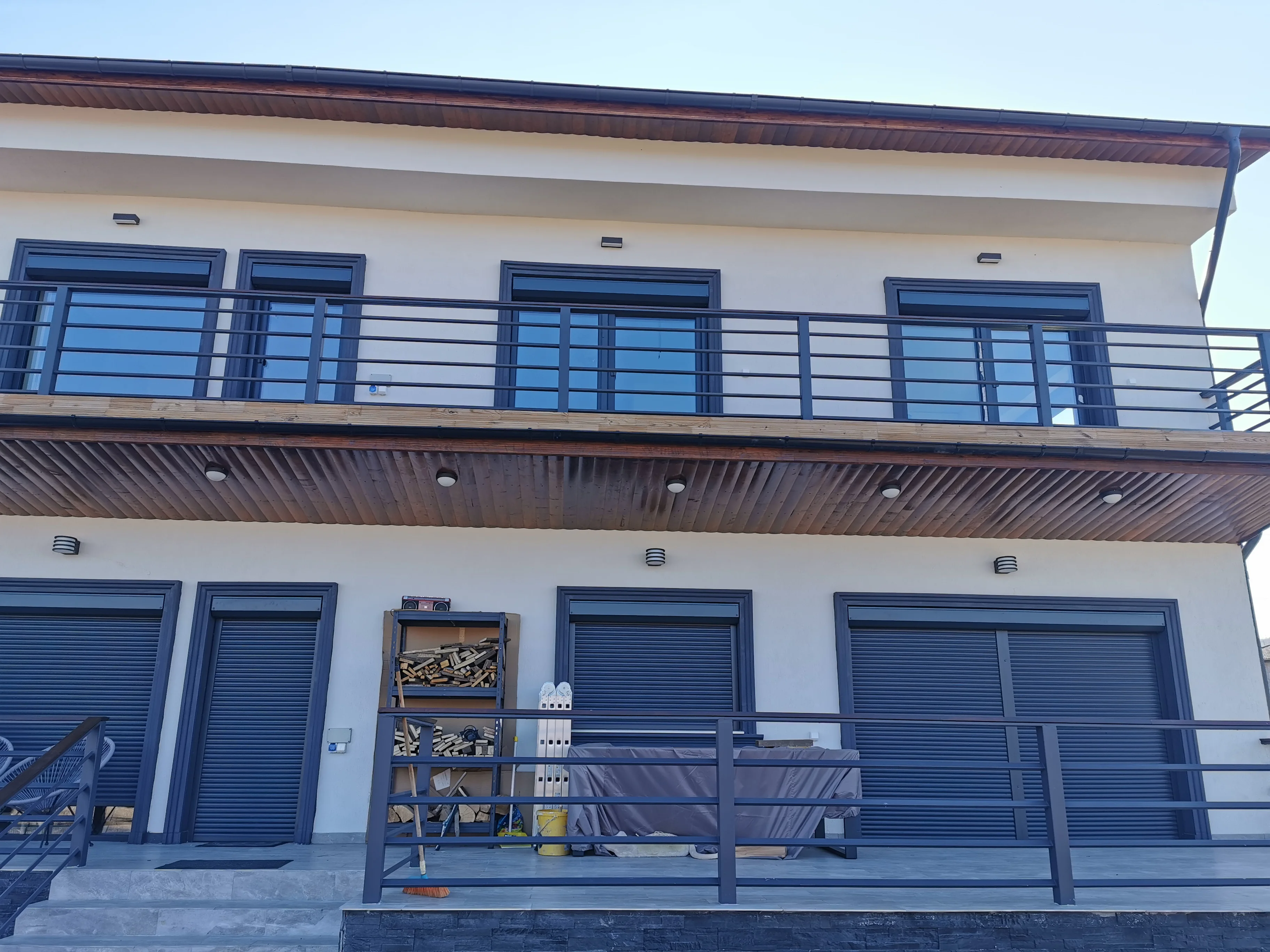 Fațadă de casă din Iași cu rulouri exterioare din aluminiu montate pe toate ferestrele